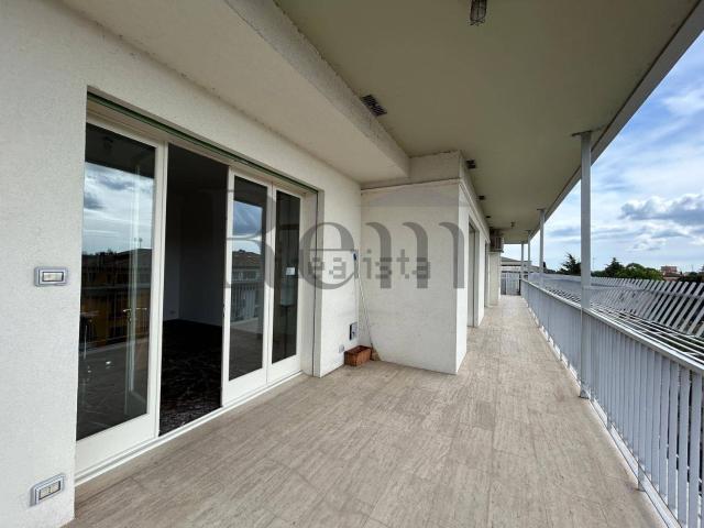 Appartamento in affitto di 250 m² in Via Santa Margherita