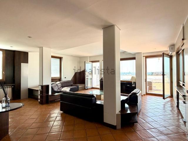 Appartamento in affitto di 250 m² in Viale Tito Livio, 45