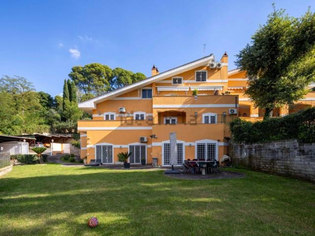 Appartamento in affitto di 252 m² in Via di Grottarossa