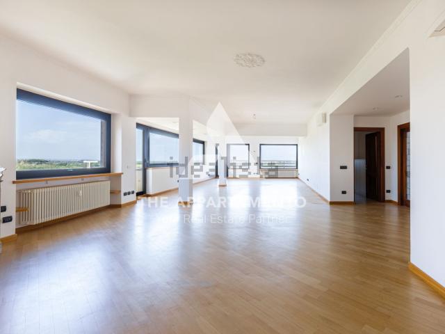 Appartamento in affitto di 253 m² in Piazza Stefano Jacini, 5