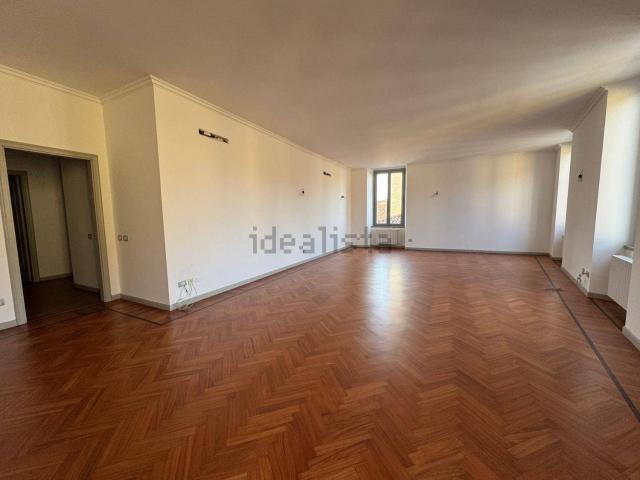 Appartamento in affitto di 255 m² in Via XX Settembre