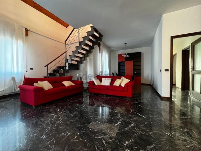 Appartamento in affitto di 257 m² in Via Giuseppe Manfredi