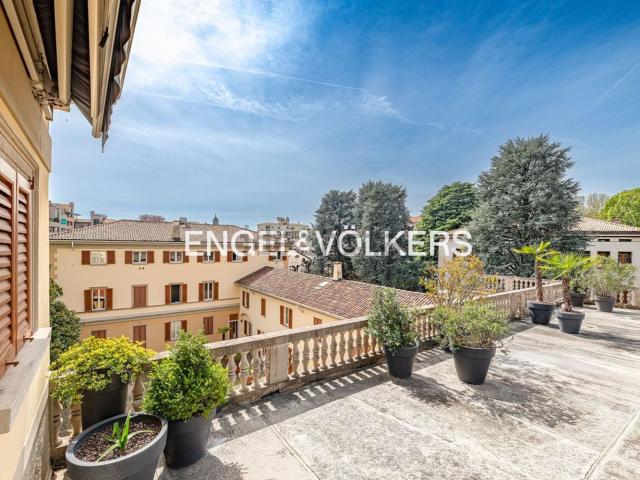 Appartamento in affitto di 260 m² in Via Francesco Frisi, 22