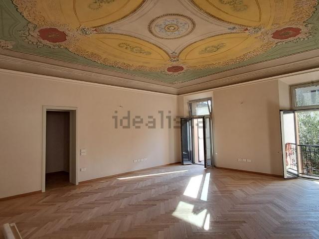 Appartamento in affitto di 260 m² in Via Reggiani