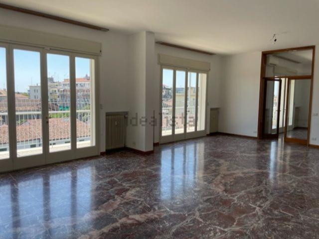 Appartamento in affitto di 260 m² in Via XX Settembre