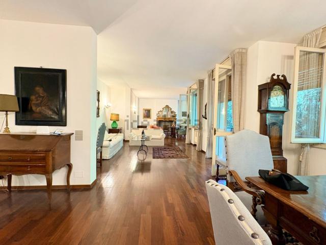 Appartamento in affitto di 260 m² in Viale L. A. Muratori