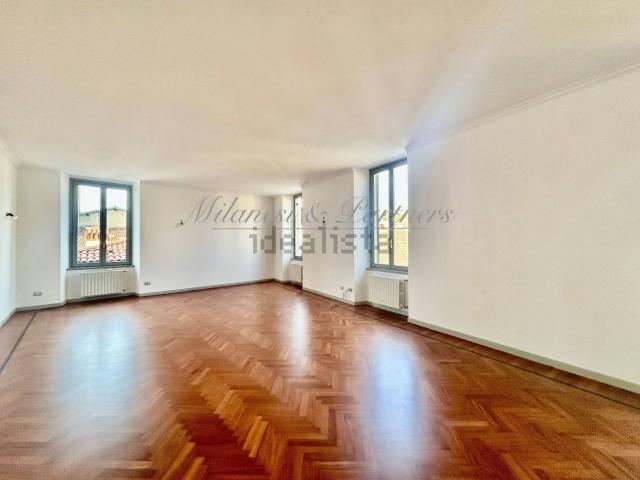 Appartamento in affitto di 265 m² in Via Zambonate