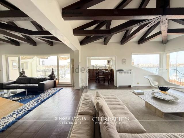 Appartamento in affitto di 265 m² in Fondamenta Zitelle, 43