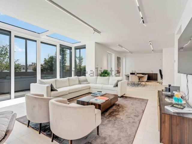 Appartamento in affitto di 270 m² in Via Andrea Maria Ampère, 56