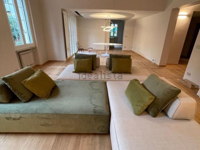 Appartamento in affitto di 270 m² in Via Giordano Bruno, 40