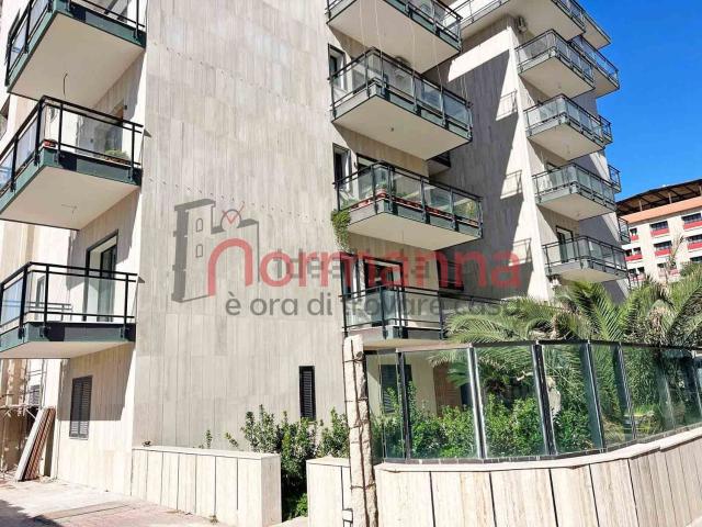 Appartamento in affitto di 270 m² in Via del Mare