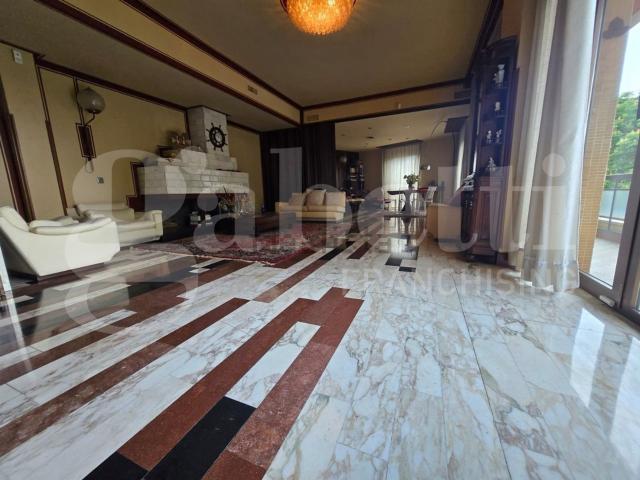 Appartamento in affitto di 270 m² in Via del Risorgimento, 27