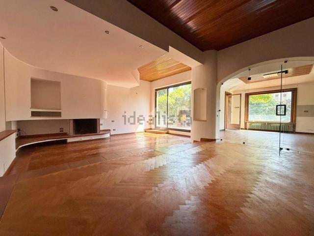 Appartamento in affitto di 270 m² in Borgo Palazzo, 252