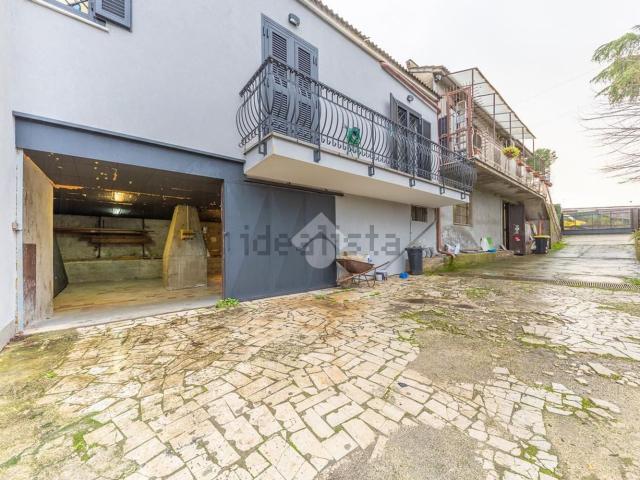 Appartamento in affitto di 303 m² in Via di Rocca Cencia, 272