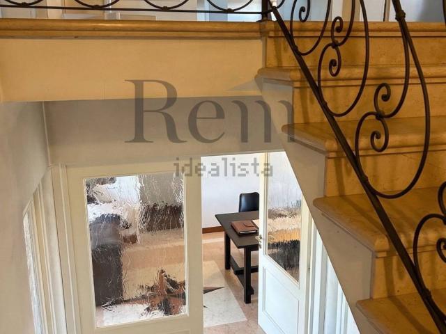 Appartamento in affitto di 312 m² in Via Torcelle