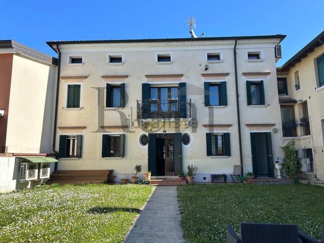 Appartamento in affitto di 312 m² in Via Torcelle