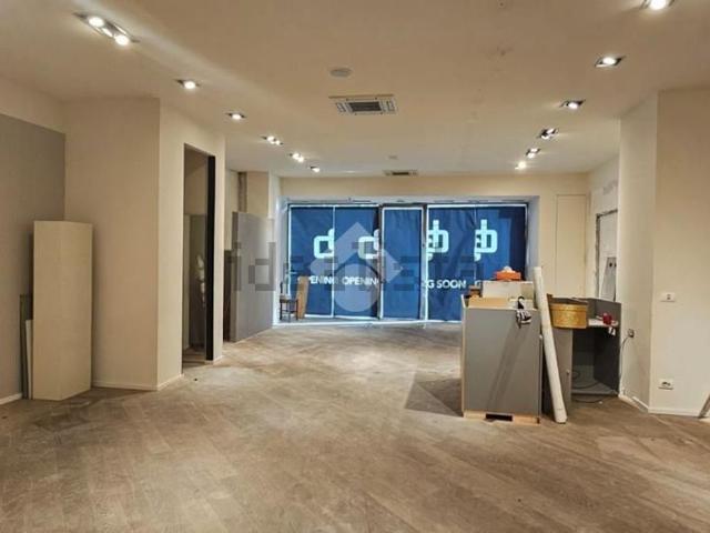 Appartamento in affitto di 315 m² in Via Camillo Corradini, 65