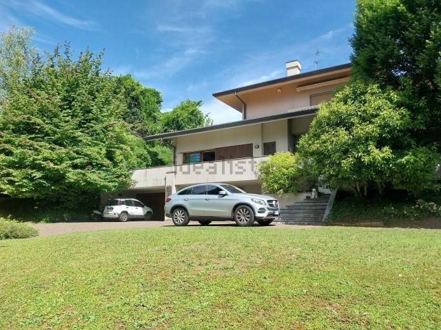 Appartamento in affitto di 323 m² in Via Don Lorenzo Riva