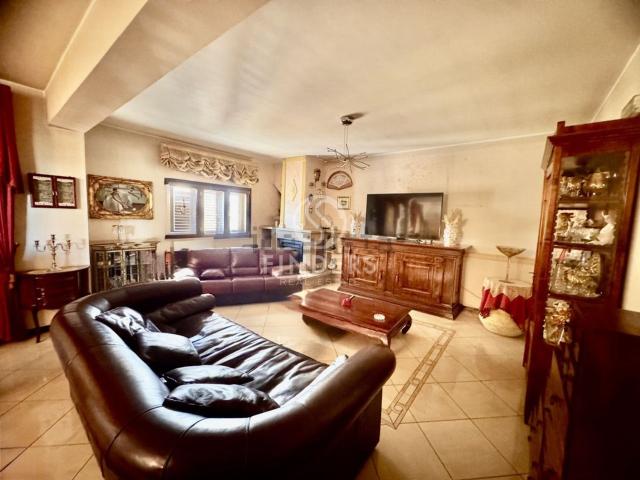 Appartamento in affitto di 350 m² in Via Fontana, 3