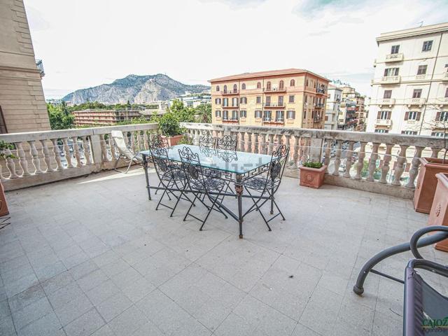 Appartamento in affitto di 360 m² in Via Caltanissetta, 2