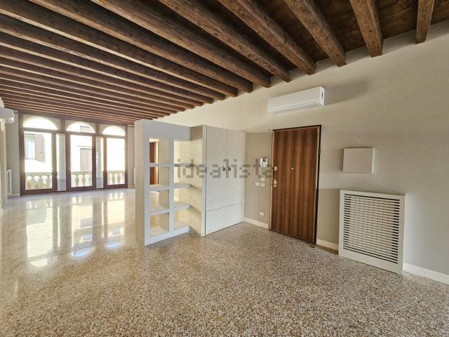 Appartamento in affitto di 370 m² in Via Beato Pellegrino, 65
