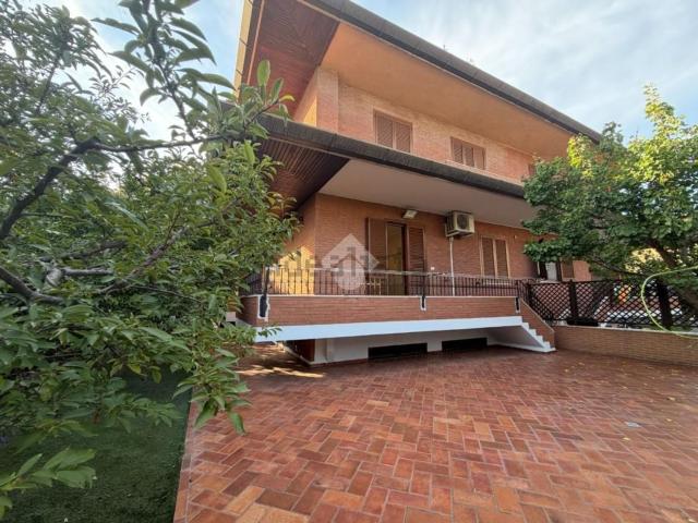 Appartamento in affitto di 390 m² in Via del Lido, 79