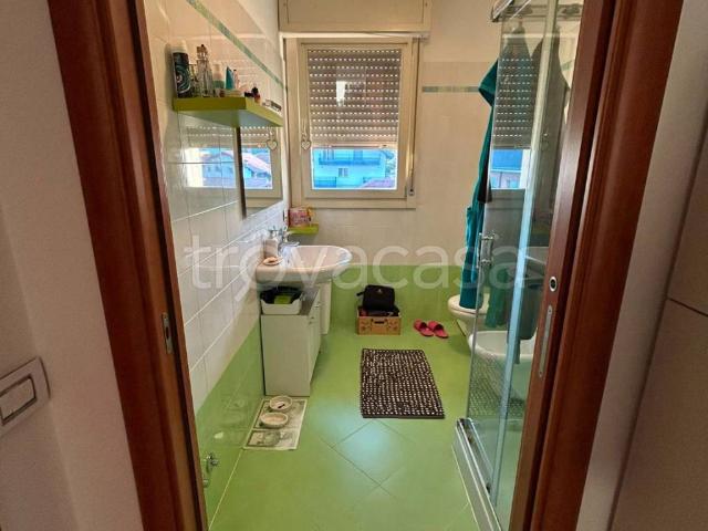 Appartamento in in affitto da privato a Caronno Pertusella via Pola, 43, arredato, box, terrazzo TrovaCasa
