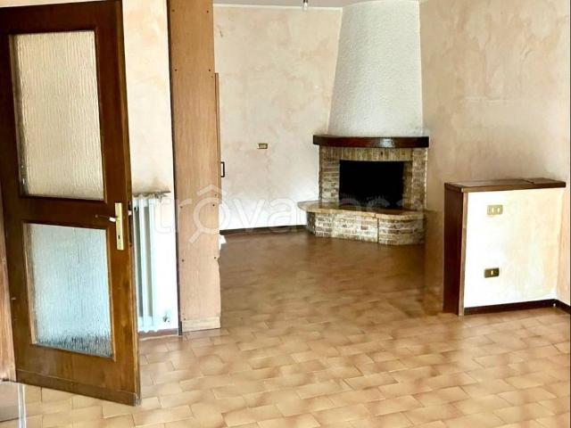 Appartamento in in affitto da privato a Bellano via Vittorio Veneto, 9, non arredato/vuoto, da privato, caminetto TrovaCasa
