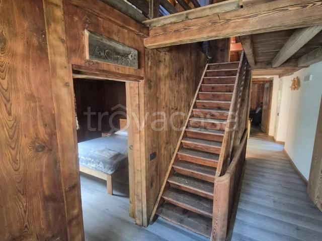 Appartamento in in affitto da privato a Gressoney Saint Jean località Trino, 4, da privato, travi a vista, lavatrice TrovaCasa