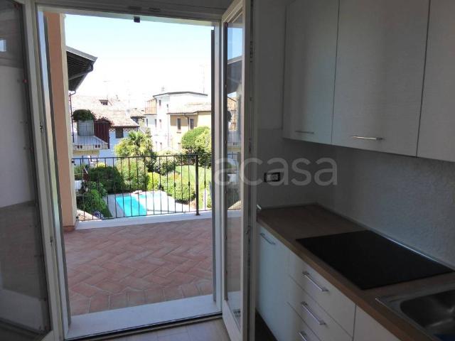 Appartamento in in affitto da privato a Desenzano del Garda via Giuseppe Di Vittorio, 55, arredato, box, da privato TrovaCasa