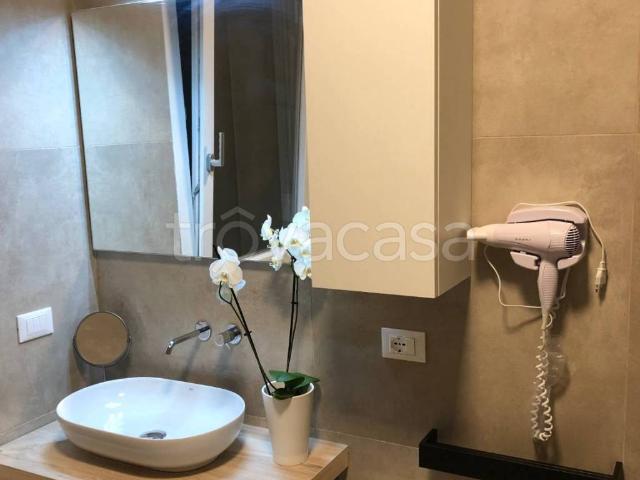 Appartamento in in affitto da privato a Desenzano del Garda via Rivoli, 12, giardino, posto auto, da privato TrovaCasa