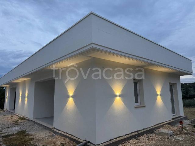 Appartamento in in affitto da privato a Fonte Nuova via Lago Tana, 62, non arredato/vuoto, giardino, posto auto TrovaCasa