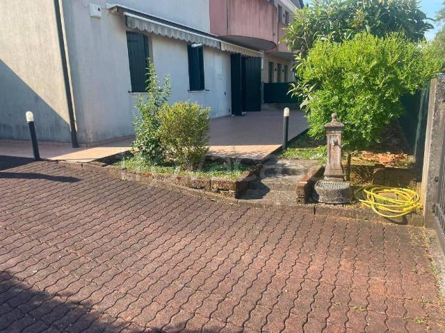 Appartamento in in affitto da privato a Istrana via Monsignor Eugenio Bacchion, giardino privato, posto auto, box TrovaCasa