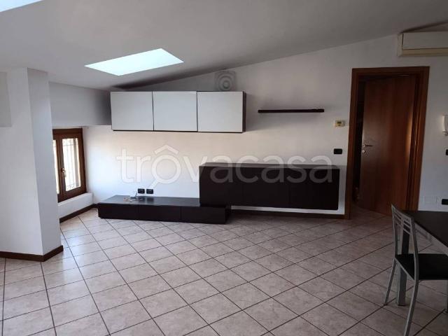 Appartamento in in affitto da privato a Solaro via Laghetto, 10, da privato, ascensore, balcone TrovaCasa