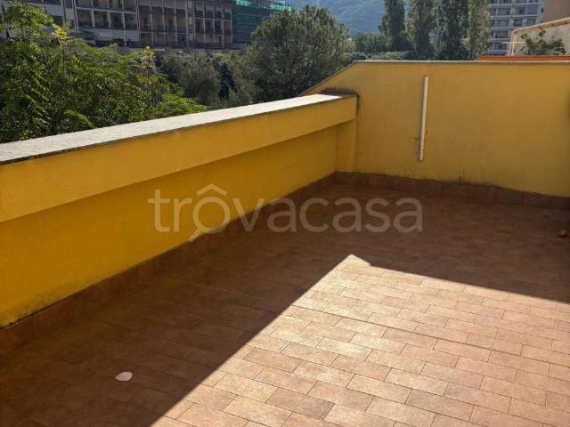 Appartamento in in affitto da privato a Salerno via Luigi Angrisani, 21, non arredato/vuoto, posto auto, terrazzo TrovaCasa