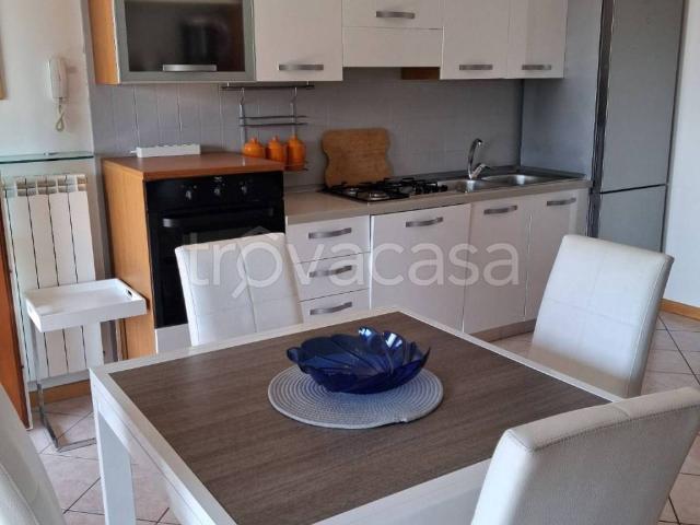 Appartamento in in affitto da privato a Polpenazze del Garda via Cesare Battisti, 22, da privato, riscaldamento autonomo, vista lago TrovaCasa