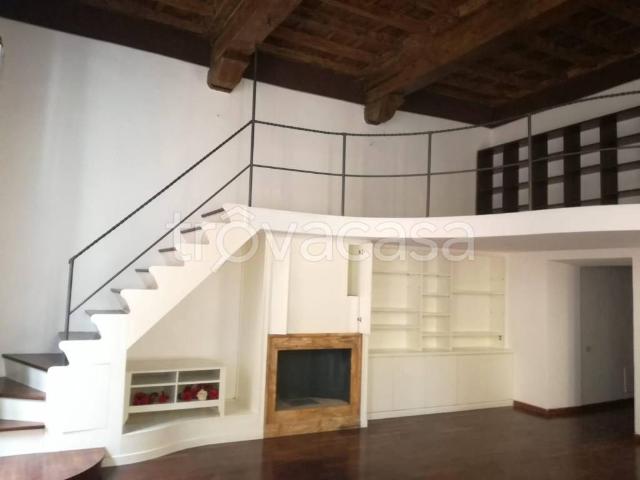 Appartamento in in affitto da privato a Roma via del Moro, 31, da privato, travi a vista, senza ascensore TrovaCasa