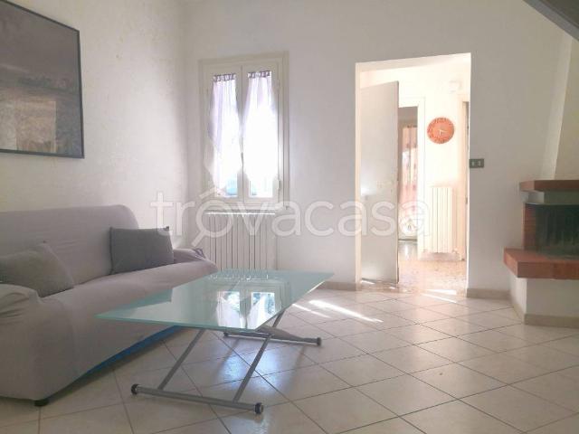 Appartamento in in affitto da privato a Rieti via Celestino Rosatelli, 5, giardino privato, da privato, caminetto TrovaCasa