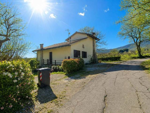 Casa indipendente in vendita a Montecchio TR