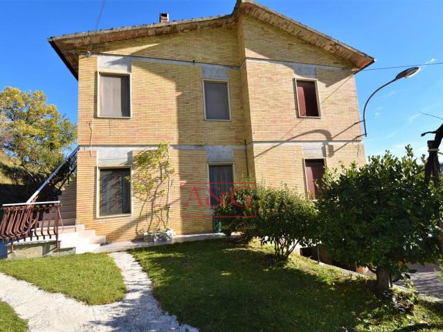 Appartamento in vendita a Montemonaco, Montagna