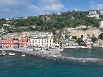 Discesa giuseppone a mare, Piazza salvatore di giacomo