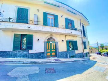 Discesa giuseppone a mare, Piazza salvatore di giacomo
