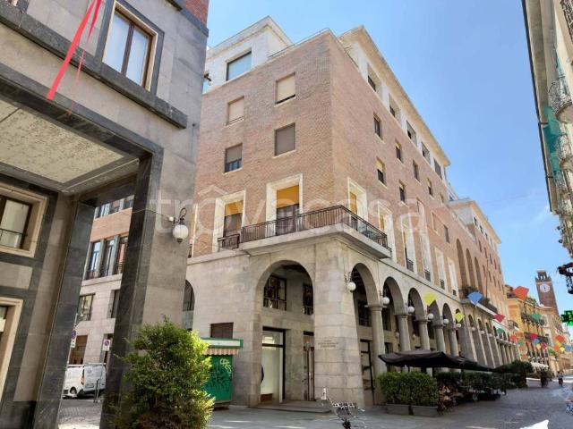 Appartamento in vendita a Novara, Centro Storico