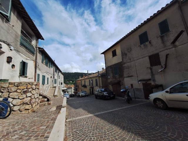 Appartamento in vendita a Allumiere RM