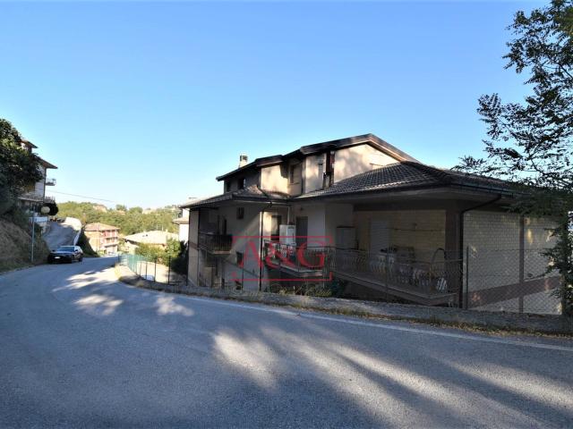 Appartamento in vendita a Amandola, Periferia