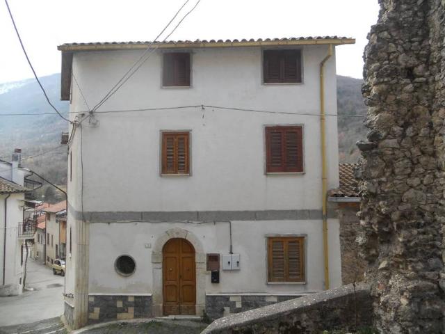 Appartamento in vendita a Capistrello AQ