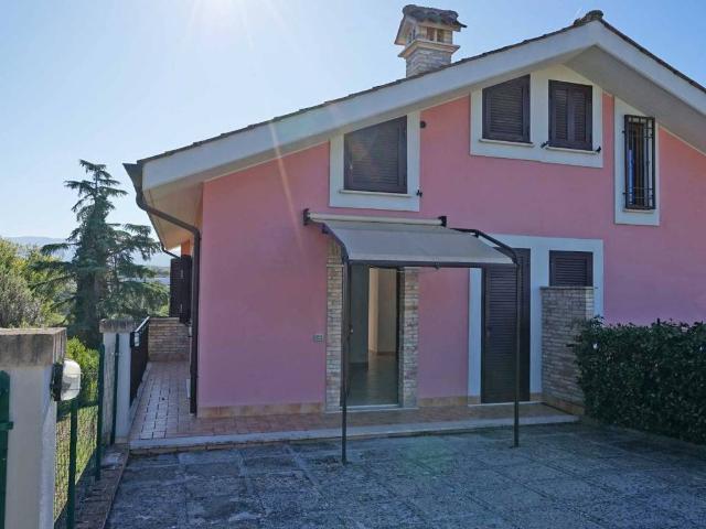 Appartamento in vendita a Fara in Sabina RI