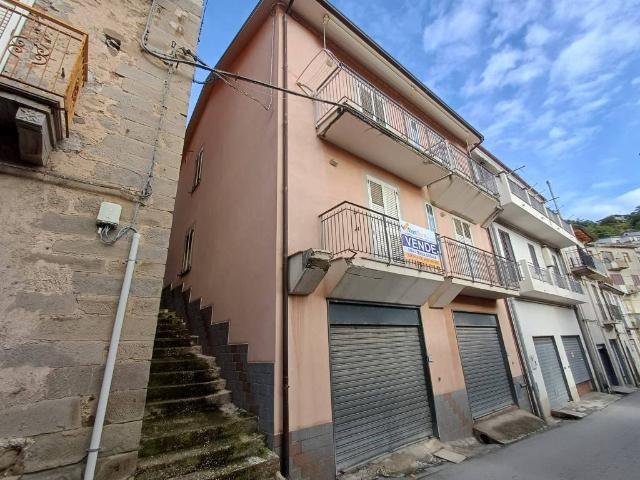 Appartamento in vendita a Ficarra ME