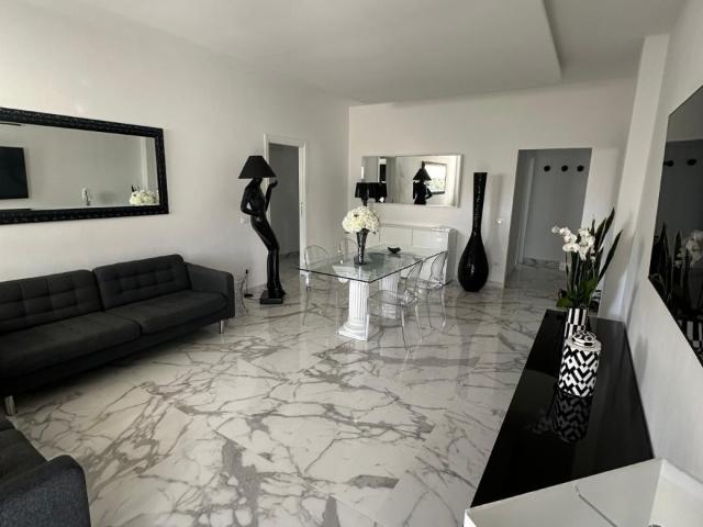 APPARTAMENTO in VENDITA a FORTE DEI MARMI di 6 vani
