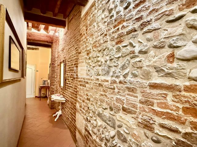 APPARTAMENTO in VENDITA a LUCCA CENTRO STORICO di 4 vani